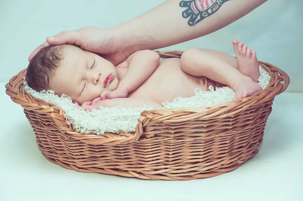 Baby nachts bei sich im Zimmer haben